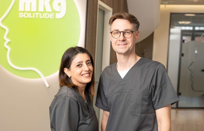 Dr. Santo und eine Kollegin stehen im Flur der MKG Solitude in Ludwigsburg