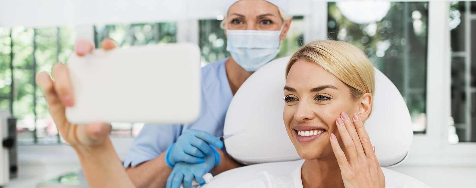 Patientin betrachtet sich im Dasein einer Behandlerin nach einer plastisch, ästhetischen Behandlung