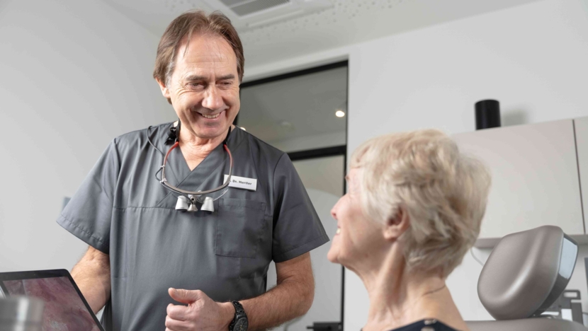 Dr. Hertler bei der Beratung einer Patientin