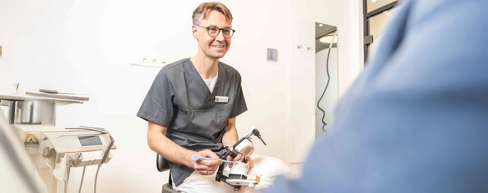 MKG Solitude – Dr. Dr. Santo erklärt einen Eingriff der Dysgnathiechirurgie an einem Gipsmodell