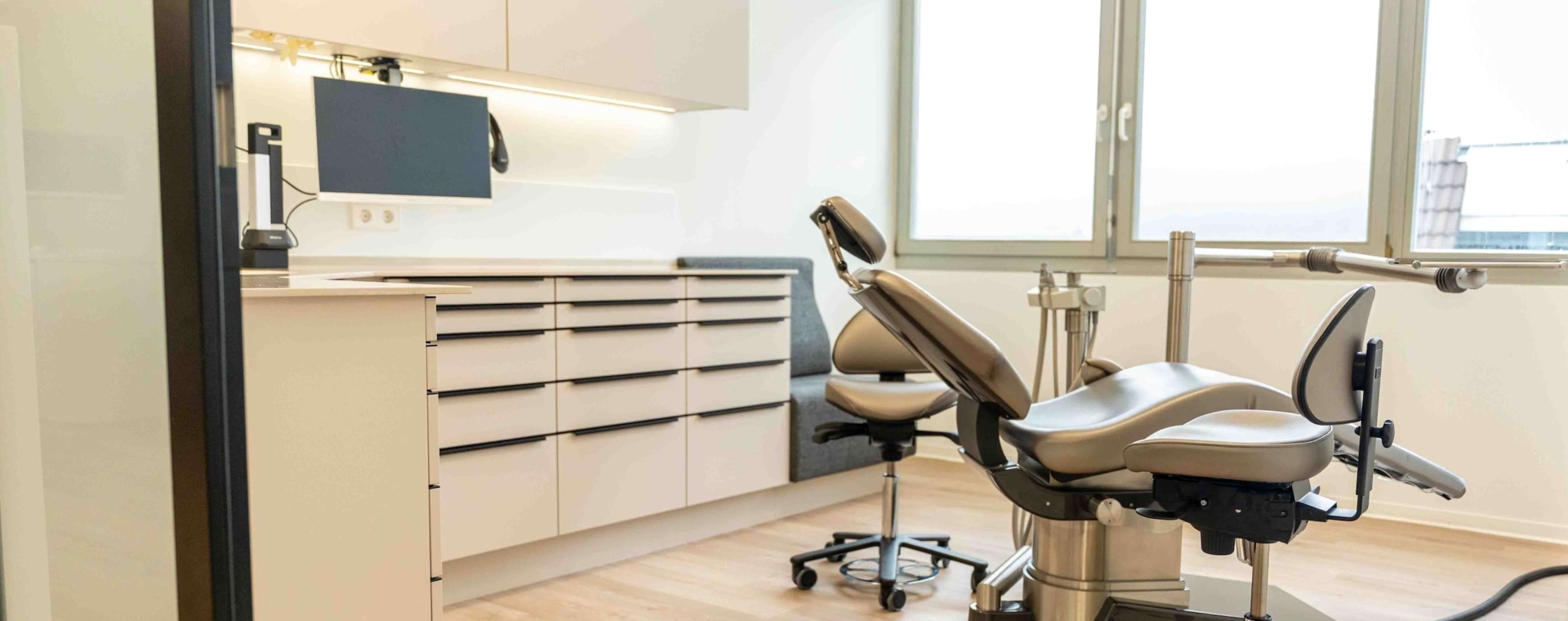 Freundliches und modernes Behandlungszimmer der MKG Solitude mit Zahnarztstuhl