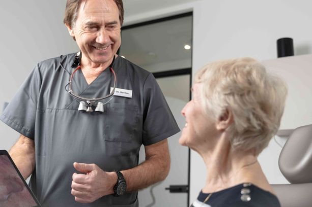 Dr. Hertler berät eine Patientin im Behandlungszimmer