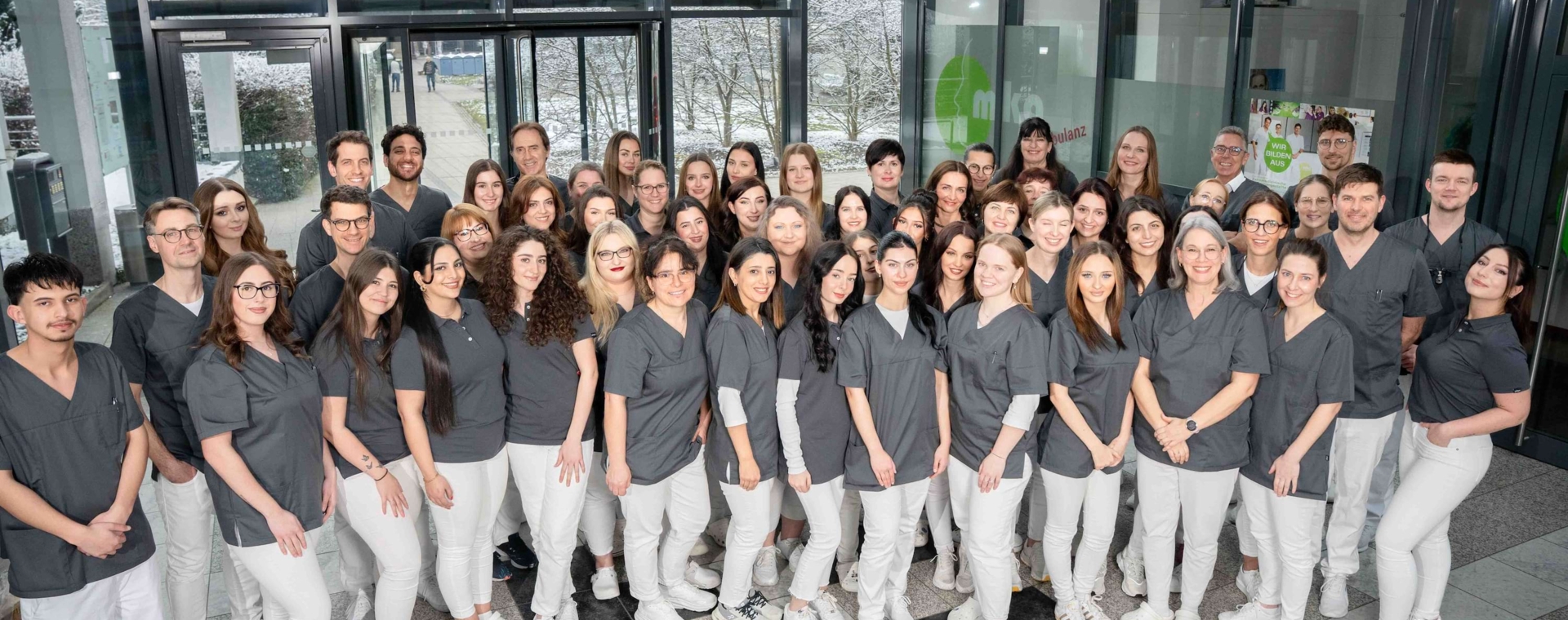 Großes Gruppenbild der gesamten Belegschaft der MKG Solitude in Ludwigsburg, die im Foyer der Praxisklinik steht