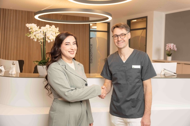 Dr. Dr. Santo schüttelt einer Patientin der MKG Solitude die Hand