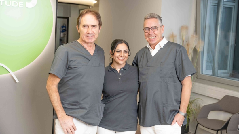 Dr. Ermich und Dr. Hertler mit einer Zahnmedizinischen Fachangestellten im Gespräch