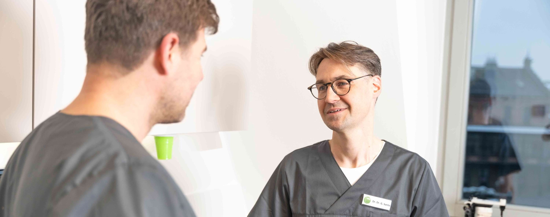 Dr. Dr. Santo und Dr. Dr. Kargus beraten sich zu einem kopf- und halschirurgischen Eingriff