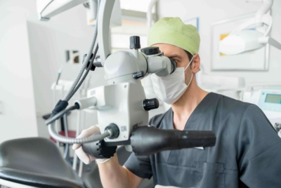 Dr. Elsäßer während der Arbeit