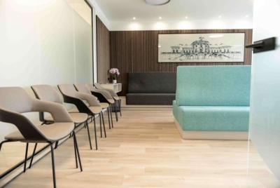 Bild des freundlichen und modernen Wartezimmers in der Praxisklinik