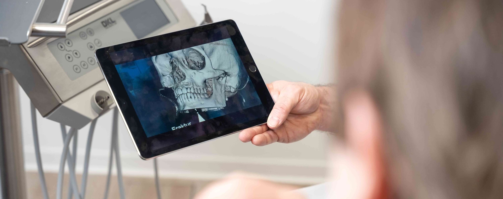 MKG Solitude in Ludwigsburg und Stuttgart, Behandler schaut auf Tablet mit Schädelfraktur