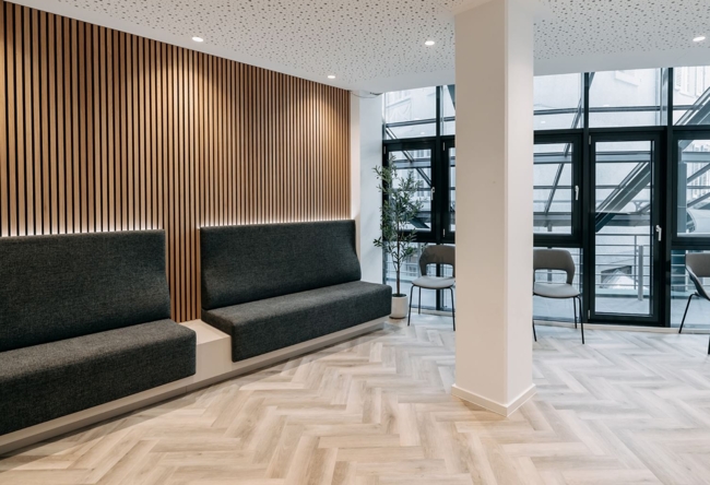gemütliches Wartezimmer der MKG Solitude in Stuttgart