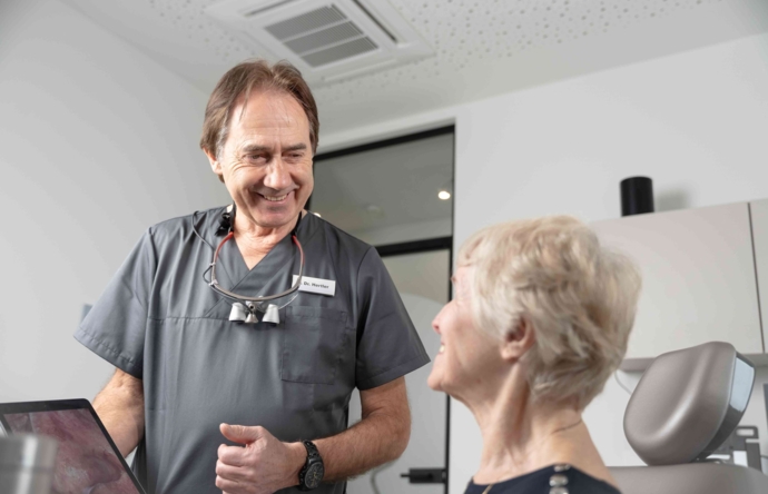 Dr. Hertlr erklärt einer älteren Patientin ein Röntgenbild